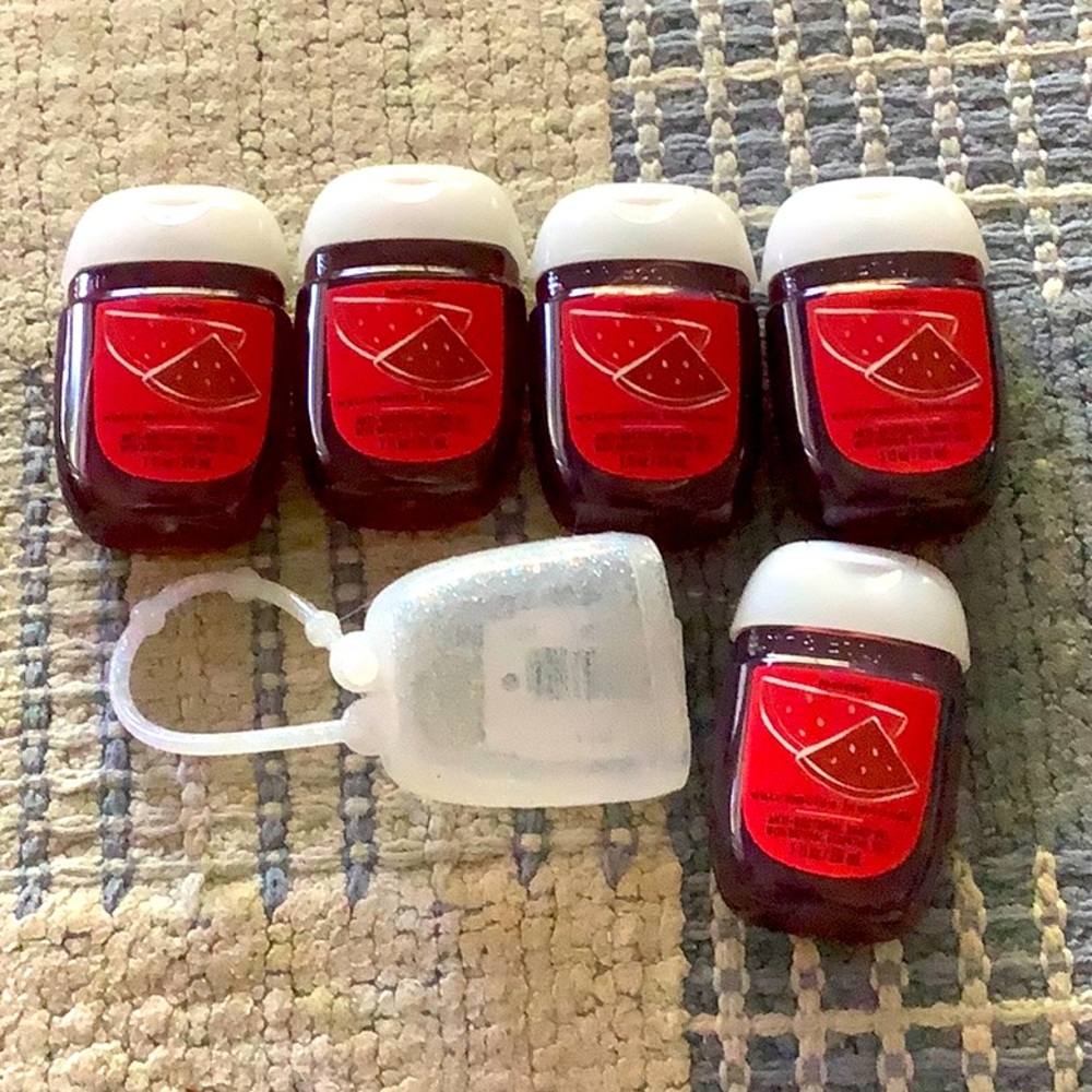 Set a five Bath and body Works sanitizers with holder